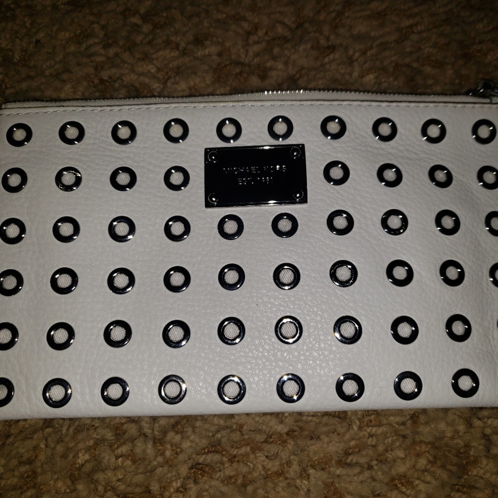 WHITE MICHAEL KORS CLUTCH/WRISTLET